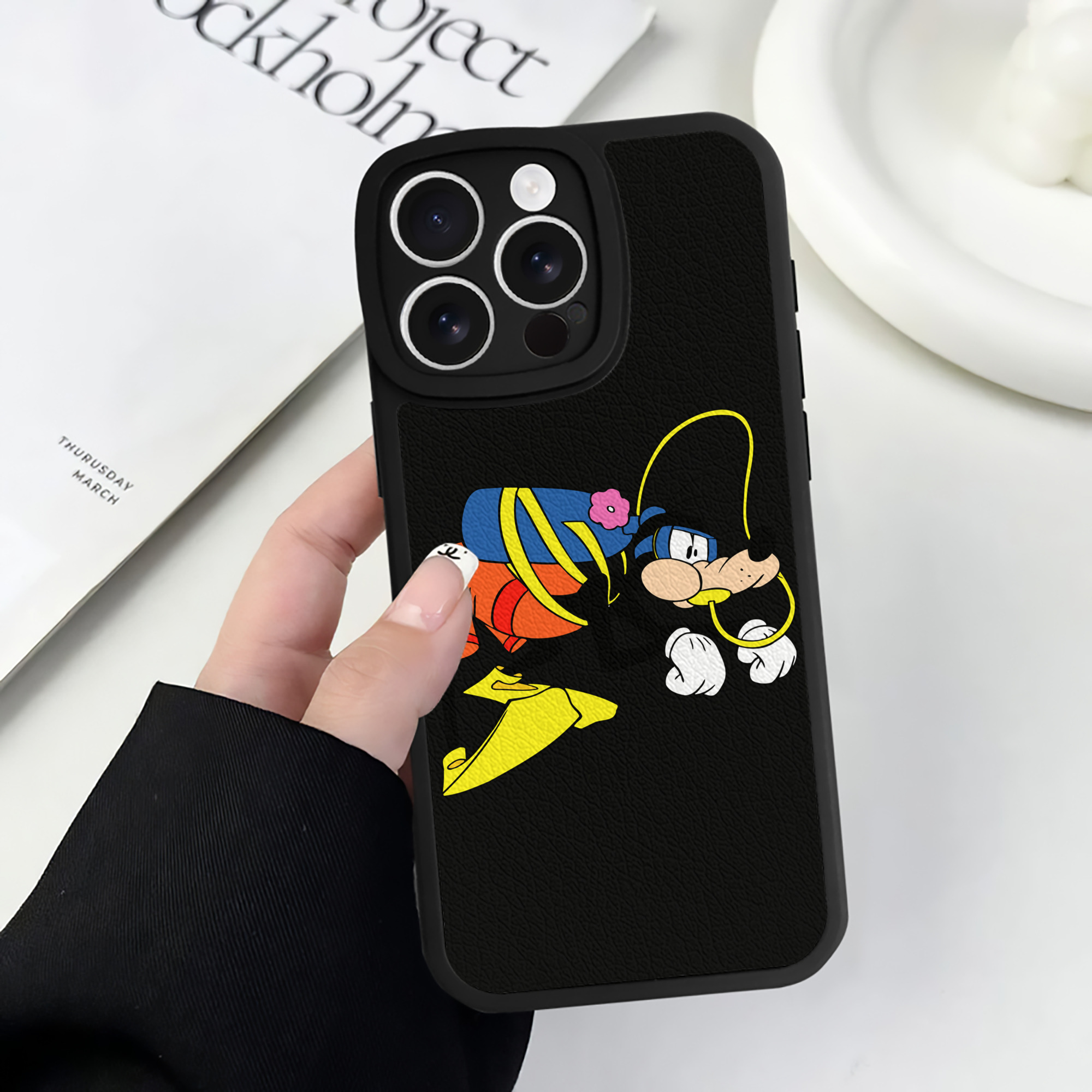 （画像用） ミッキーマウス Mickey Mouse 【iPhone 16シリーズ対応】シリコンスマホケース（レザー調） 材質：シリコン